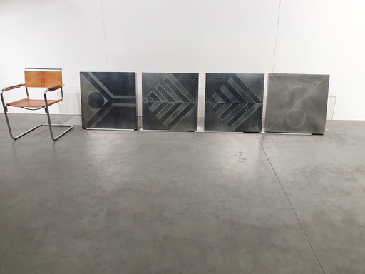 Paneles de pared metálicos vintage brutalistas con motivos geométricos de los años 60 