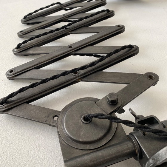 Image 1 of VECCHIA LAMPADA INDUSTRIALE A FISARMONICA "SIEMENS