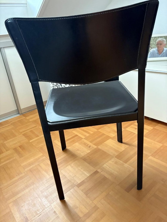 Image 1 of 6 (eventueel 8) onverwoestbare Italiaans design eetkamerstoelen, zwart tuigleer, stalen constructie. Afmetingen: hoog 82, zittin