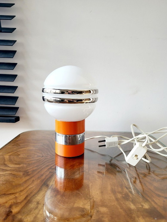 Image 1 of Lampe de table vintage avec base en bois orange et abat-jour boule en verre des années 1960