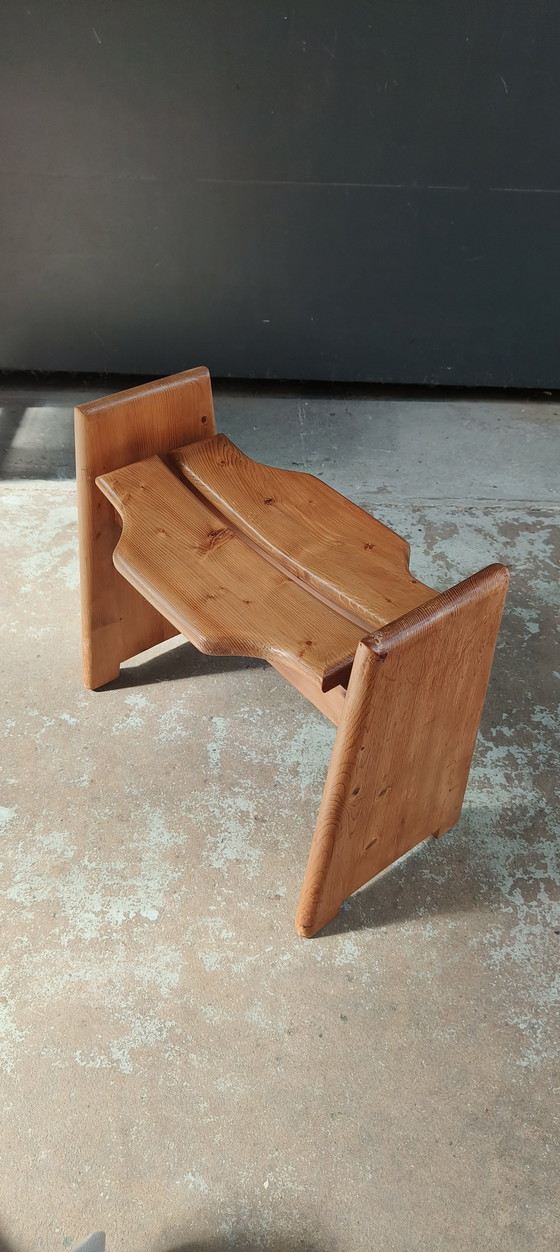 Image 1 of Sgabello svedese di metà secolo in pino scolpito attribuito a Gilbert Marklund