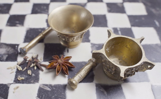 Image 1 of Messing vijzel en stamper set 2 vintage kleine kruidenmolen keuken decoratie apotheek verzamelobject metaal