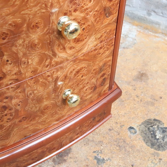 Image 1 of Cómoda antigua de madera con nudos y mesita de noche de latón