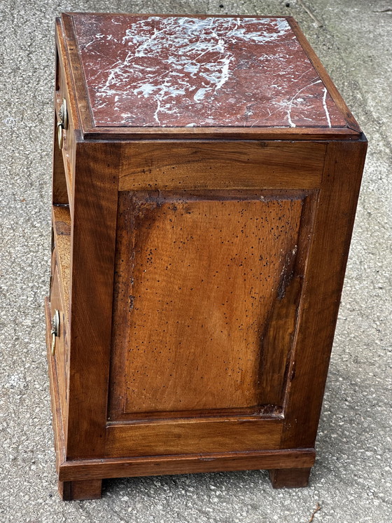 Image 1 of Art-Deco gesneden houten en marmeren nachtkastje