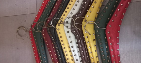 Image 1 of Cintres vintage rétro années 1950 en similicuir avec clous