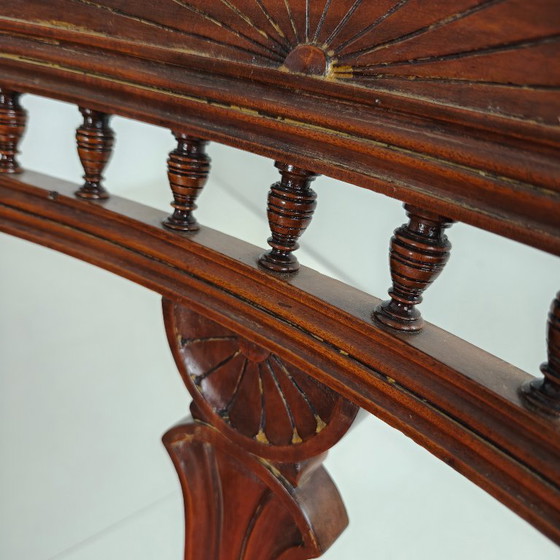 Image 1 of Ensemble de 12 chaises de salle à manger en noyer datant de la fin de l'époque victorienne, avec leurs roulettes d'origine.