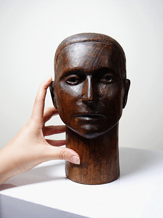 Image 1 of Een sculptuur uit één stuk hout, voorstellende een mannenhoofd, vintage vakmanschap uit de 20e eeuw (jaren 1950).