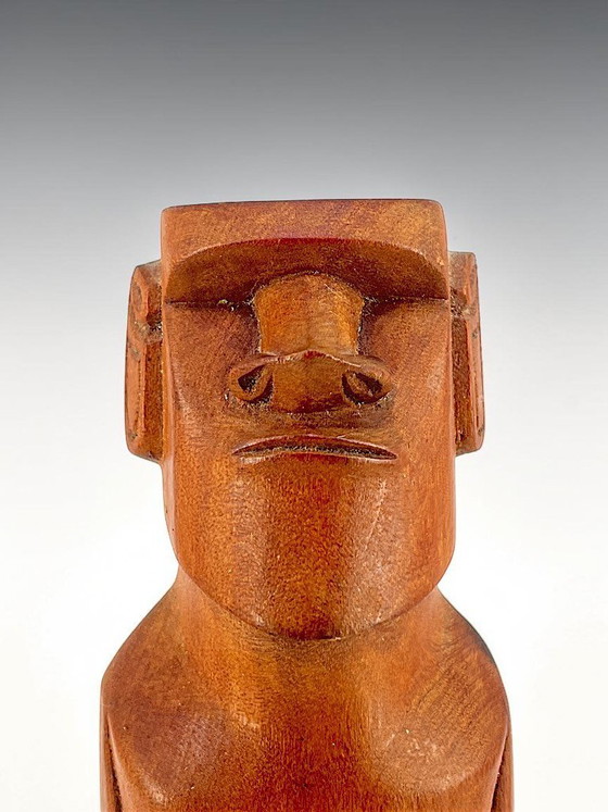 Image 1 of Sculpture Moai vintage sculptée à la main – bois massif, style tiki/milieu du siècle
