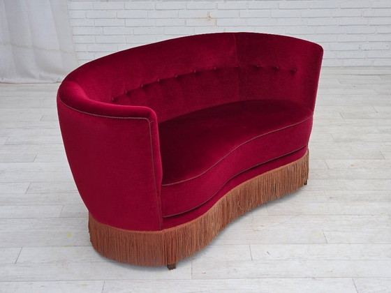 Image 1 of Divano curvo danese a 2 posti, anni '70, rivestimento in velluto rosso, legno di faggio.
