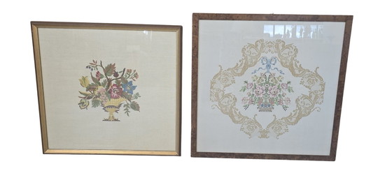 Image 1 of Par de cuadros bordados a mano en estilo clásico y shabby chic.