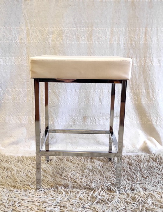 Image 1 of Taburete de diseño en metal cromado y polipiel blanca - mediados del siglo XX