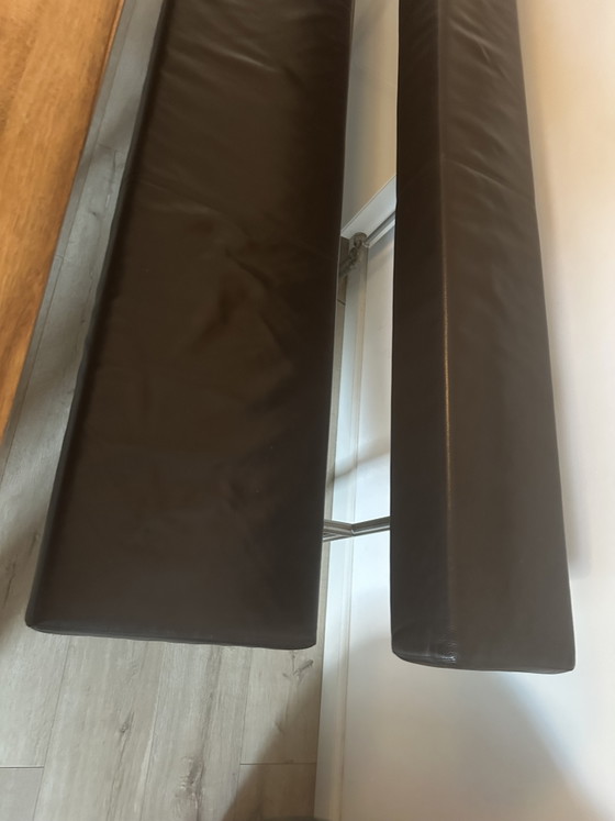 Image 1 of Gipsberger massief notenhouten tafel met 2 leren zitbanken