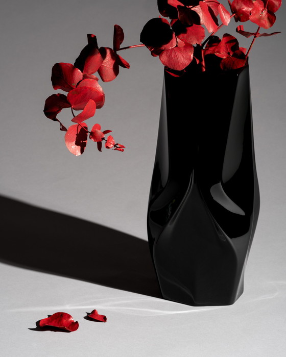 Image 1 of Vaso "Weave" di Zaha Hadid per Rosenthal
Porcellana nera lucida, Germania, XXI secolo