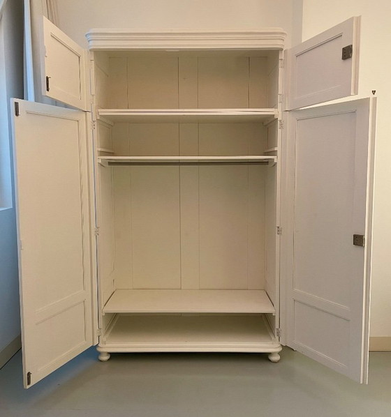 Image 1 of Set aus zwei großen Old Basics-Kleiderschränken und passender Kommode – Weißes Massivholz