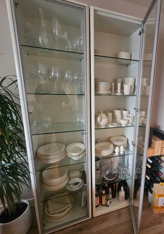 Set aus 2 Hülsta Encado Vitrinen – weiß – – Plastic, Glass (photo 2 of 5)