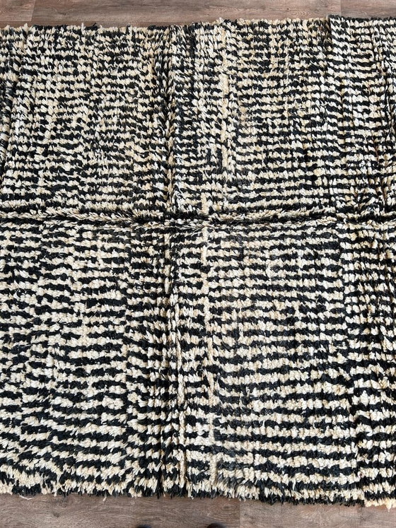 Auténtica alfombra marroquí Beni Ouraine hecha a mano para tu sala de estar, en blanco y negro, tamaño 200 cm (photo 4 of 7)