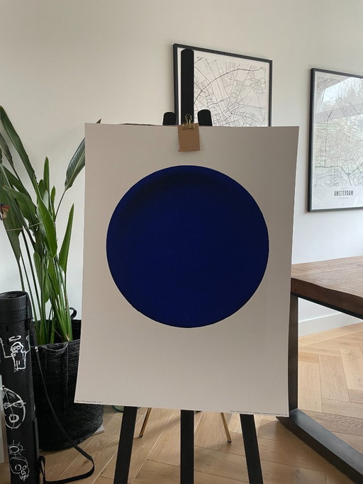 Yves Klein (1928-1962), Disque Bleu, IKB 54, 1957, copyright VG Bild-Kunst, Bonn 1997, gedrukt in Duitsland.