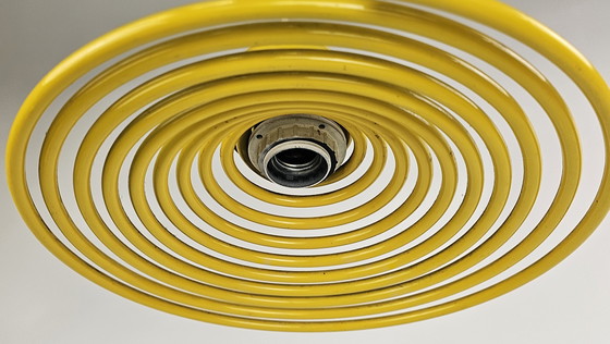Image 1 of Suspension spirale pop art italienne en métal jaune