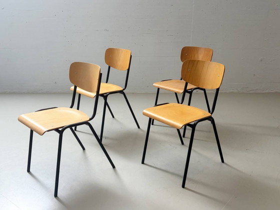 Image 1 of 6 stapelbare studiostoelen met zwart gelakt stalen frame, jaren 90