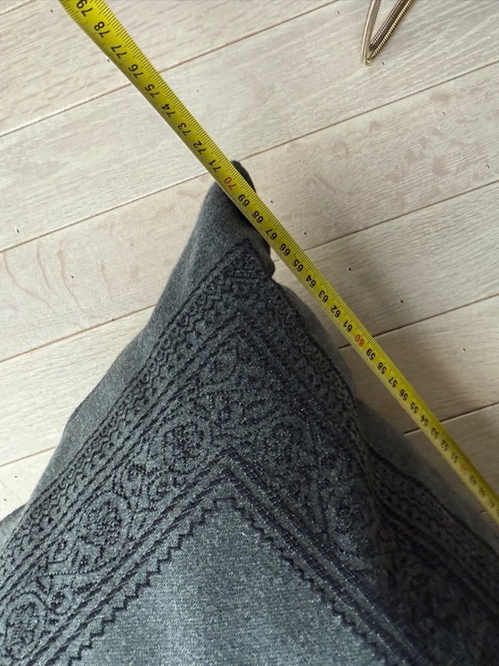 Image 1 of Großes graues Bodenkissen mit schwarzem Paisley-Rand