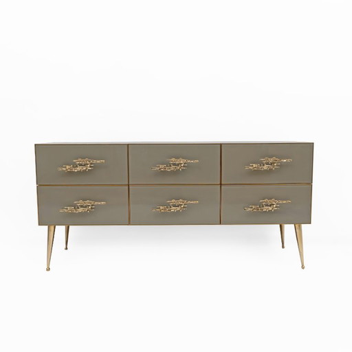 Cassettiera color grigio tortora con superfici a specchio e dettagli in ottone, stile Mid-Century Modern