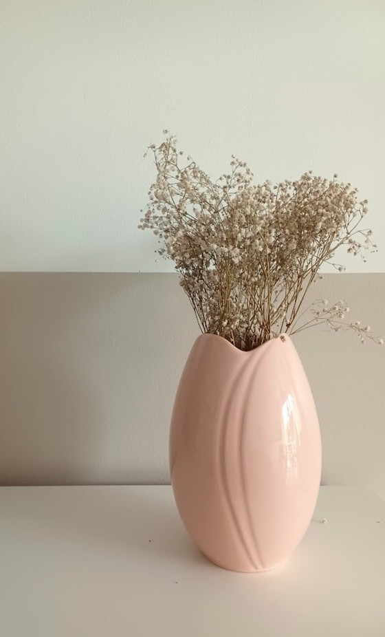 Image 1 of Zalmroze tulpvormige vaas – Art Deco Revival uit de jaren ’80