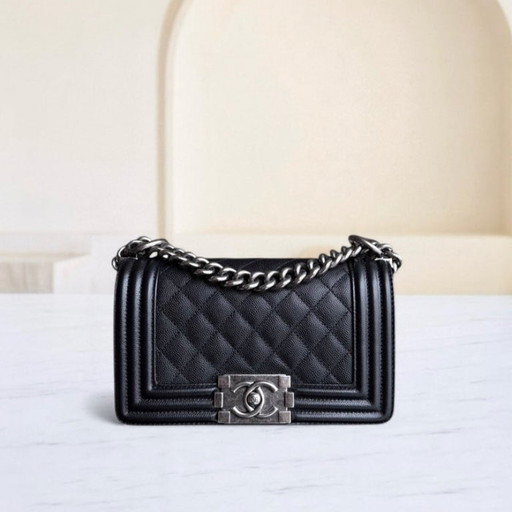 Chanel Boy Small - Pelle di vitello martellata trapuntata color caviale, finiture in rutenio argentato.