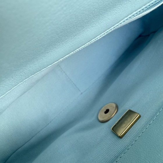Image 1 of Chanel 19 Tas Klein - Gewatteerd geitenleer Lichtblauw Tweekleurige gouden hardware Microchip