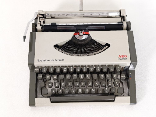 Machine à écrire AEG Olympia Traveller de Luxe S
