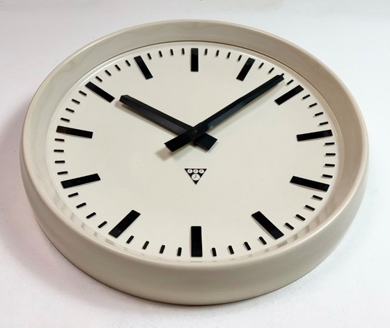 Image 1 of Grande horloge murale industrielle en bakélite de Pragotron, années 1960