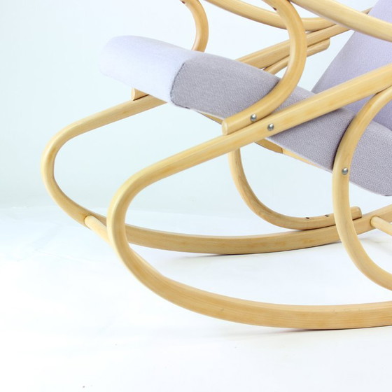 Image 1 of Fauteuil à bascule en bois courbé de style Mid-Century, en chêne blond, par Ton, Tchécoslovaquie, années 1960