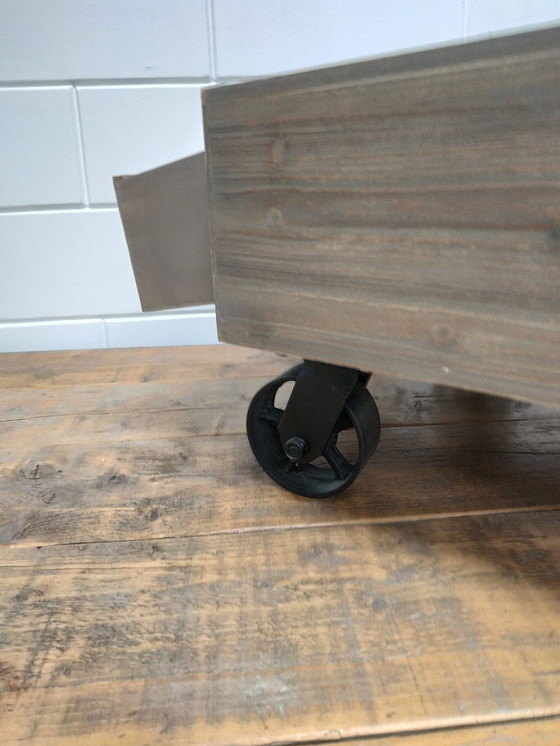 Image 1 of Table basse mobile industrielle ou table basse végétale avec 4 tiroirs