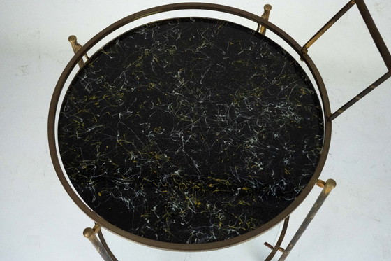 Image 1 of Carrito de bar redondo de mediados de siglo, de latón y cristal con efecto mármol. Italia, década de 1950.