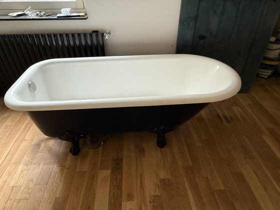 Image 1 of Elegant freestanding bath on claw feet