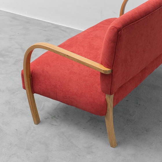 Image 1 of Vintage tweezitsbank – hout en rode stof, jaren 60, moderne antieke stijl