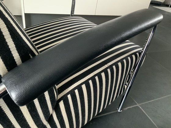 Image 1 of 2 Scylla stoelen van Leolux. 