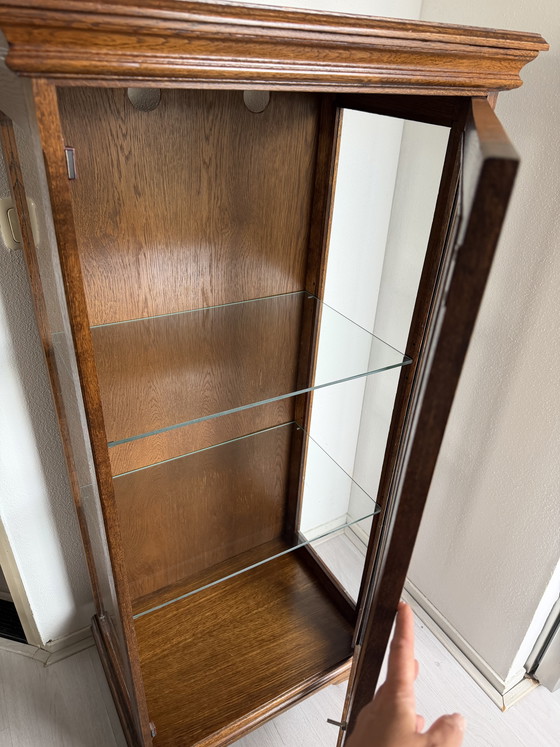 Image 1 of Houten vitrinekast met glazen deur en planken.