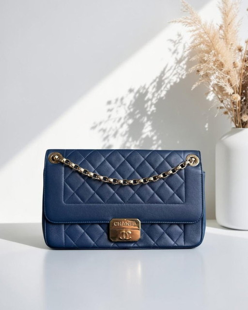 Chanel Chic With Me Medium - Lamsvacht gewatteerd 25 cm Marineblauw Goudkleurige hardware Serie 18