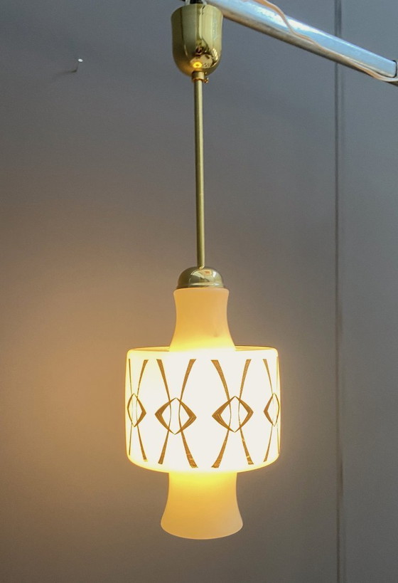 Image 1 of Lampada a sospensione in vetro opalino con disegno in oro e nero