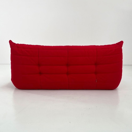 Image 1 of Divano a tre posti Togo rosso con pouf, disegnato da Michel Ducaroy per Ligne Roset, anni '70.