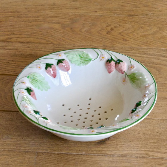 Image 1 of Cofanetto vintage in terracotta raffigurante fragole selvatiche