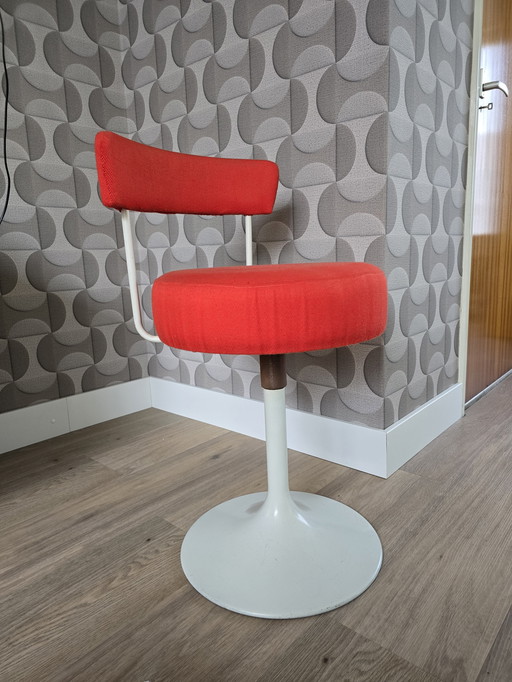 chaise de coiffeuse vintage années 70, style futuriste