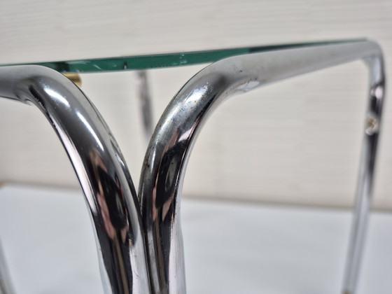 Image 1 of Table des années 1970. Table d'appoint vintage à structure tubulaire et plateau en verre.