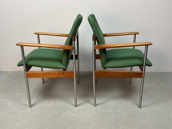 Image 1 of Juego de 4 sillas de comedor Thereca de diseño de mediados de siglo con tapicería verde vibrante.