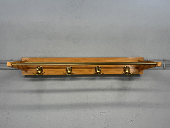 Image 1 of Appendiabiti vintage di metà secolo: legno e ottone, design senza tempo
