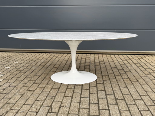 Original oval Knoll Tulip dining table (198x121cm) in Carrara marble