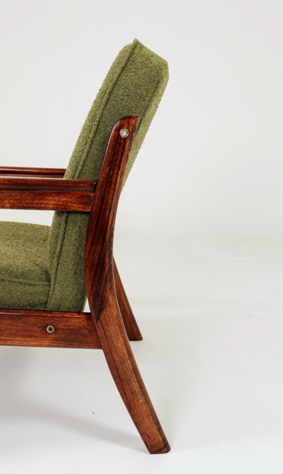 Image 1 of Retro Loungestoel Groene Boucle Bekleding, Ergonomische vorm, Vintage Stijl, Donker Noten Kleur Hout