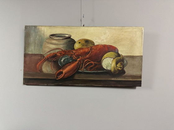 Image 1 of Naturaleza muerta con langosta y limón de R. Viliruvy, óleo sobre lienzo, Bélgica, 1951.
