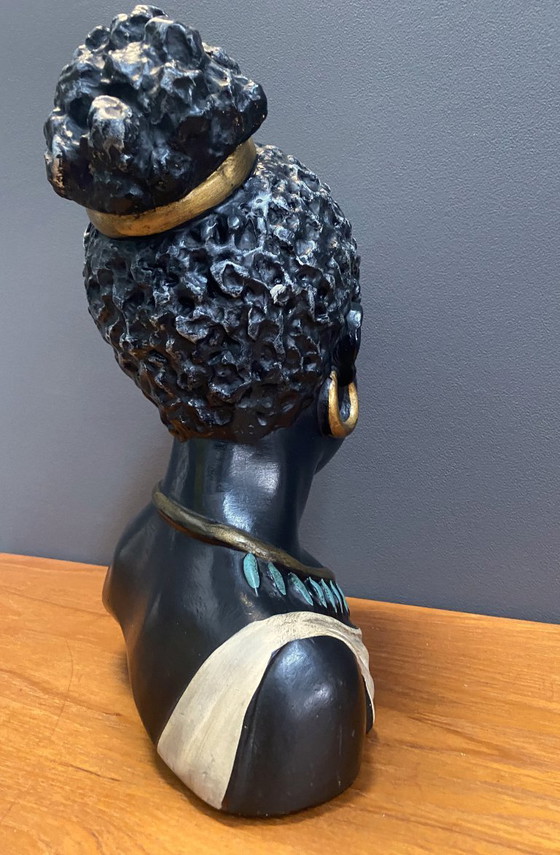 Image 1 of grande busto in gesso di una ragazza africana anni '60