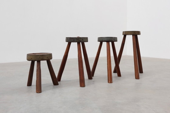 Image 1 of Sgabello francese brutalista a treppiede in rovere massiccio con bordo in metallo, 1850